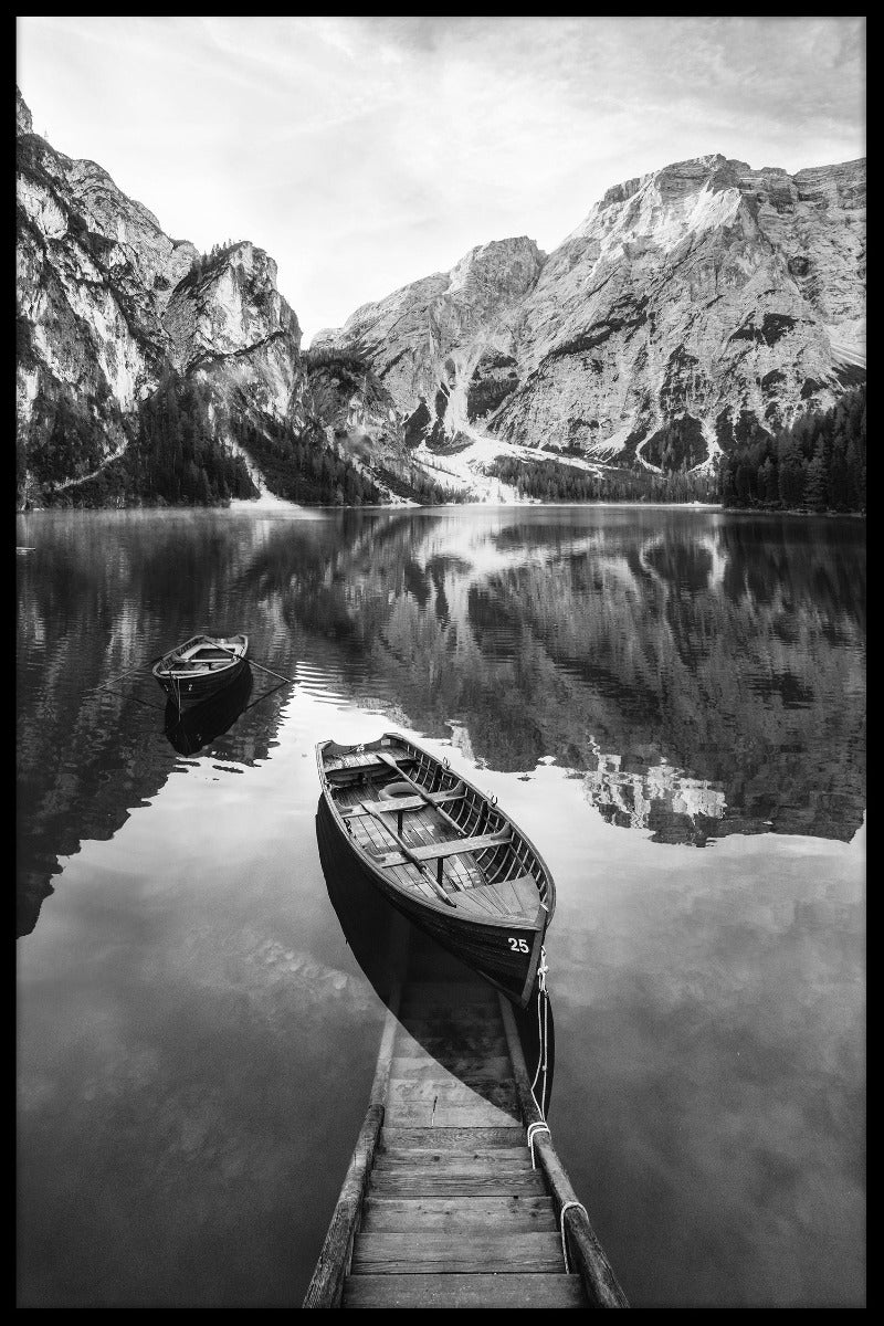 Wooden Boat in Lake juliste
