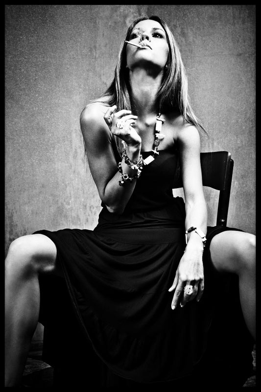 Woman Smoking Black & White juliste